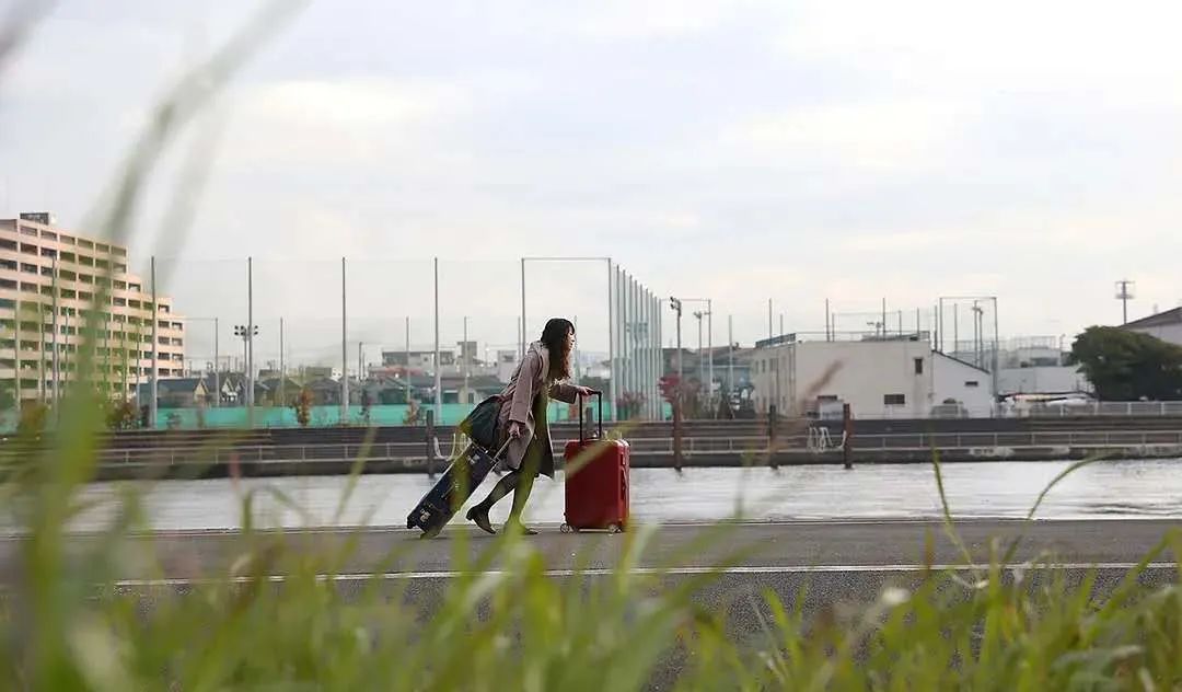 丈夫出轨，小三住进家里：婚姻三人行，是药还是毒？