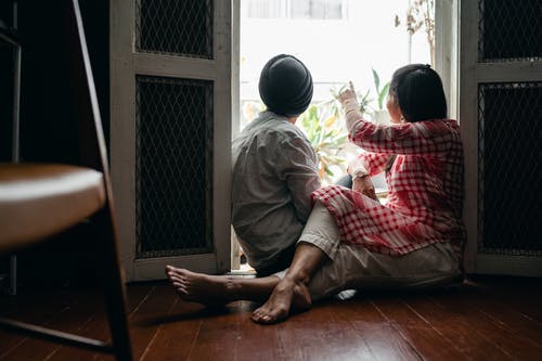 女生看心仪男生的眼神-女生对你有感觉的细节